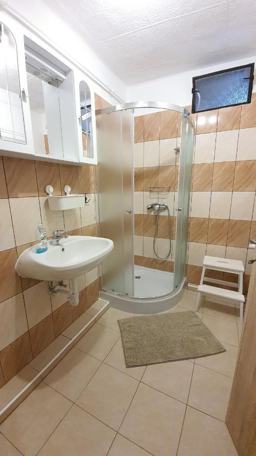 Family Friendly Gyal Apartment Luaran gambar