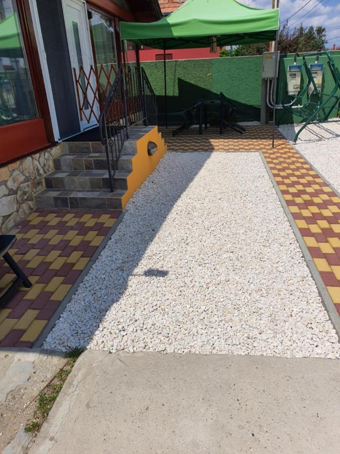 Family Friendly Gyal Apartment Luaran gambar