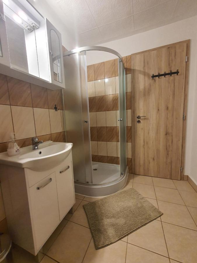 Family Friendly Gyal Apartment Luaran gambar