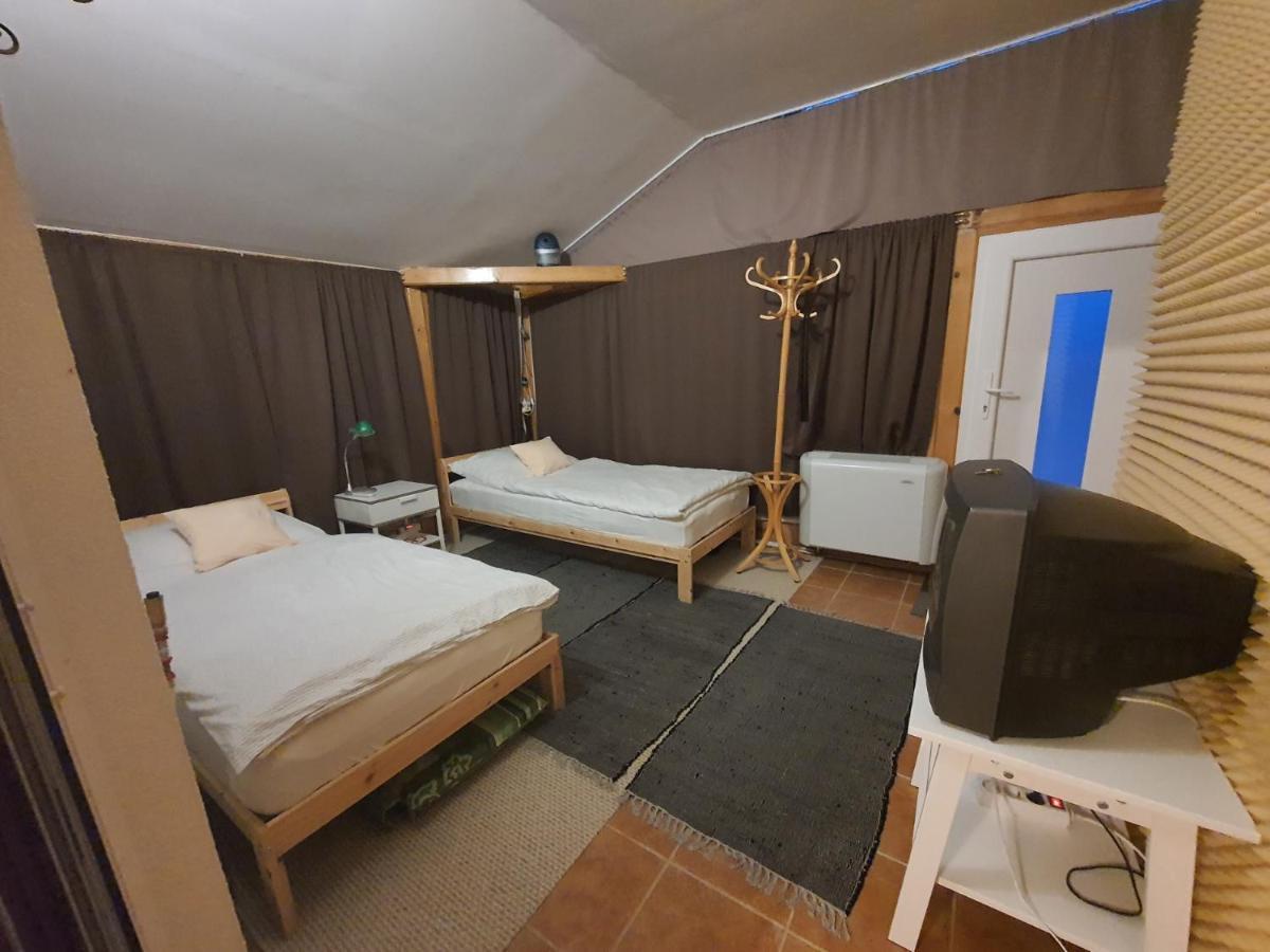 Family Friendly Gyal Apartment Luaran gambar