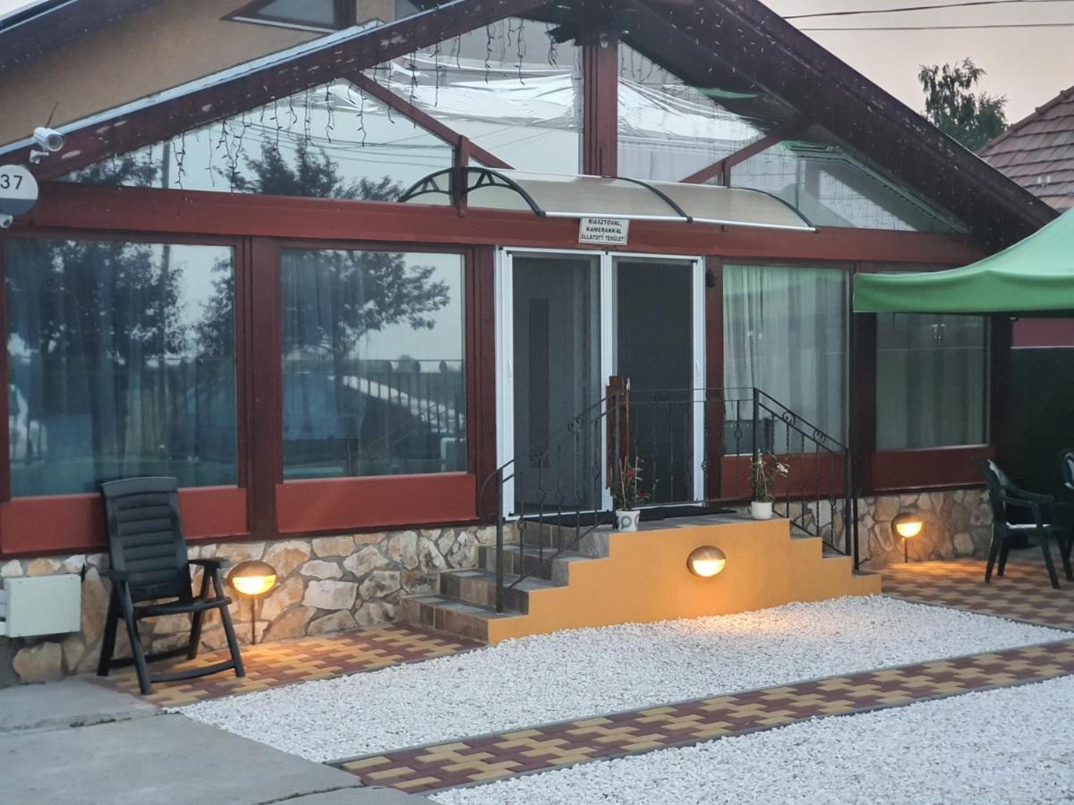 Family Friendly Gyal Apartment Luaran gambar
