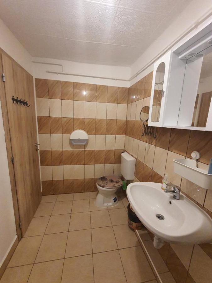Family Friendly Gyal Apartment Luaran gambar