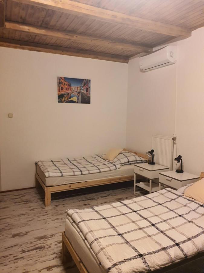 Family Friendly Gyal Apartment Luaran gambar