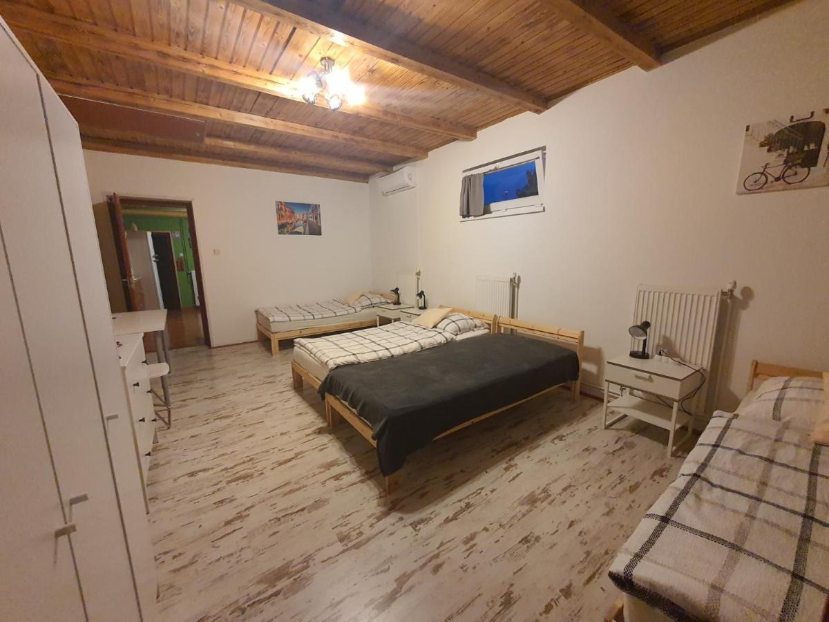 Family Friendly Gyal Apartment Luaran gambar