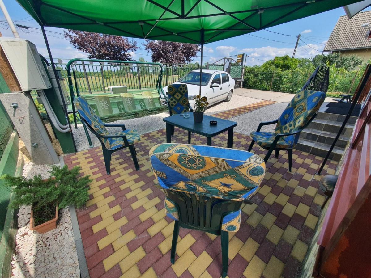 Family Friendly Gyal Apartment Luaran gambar