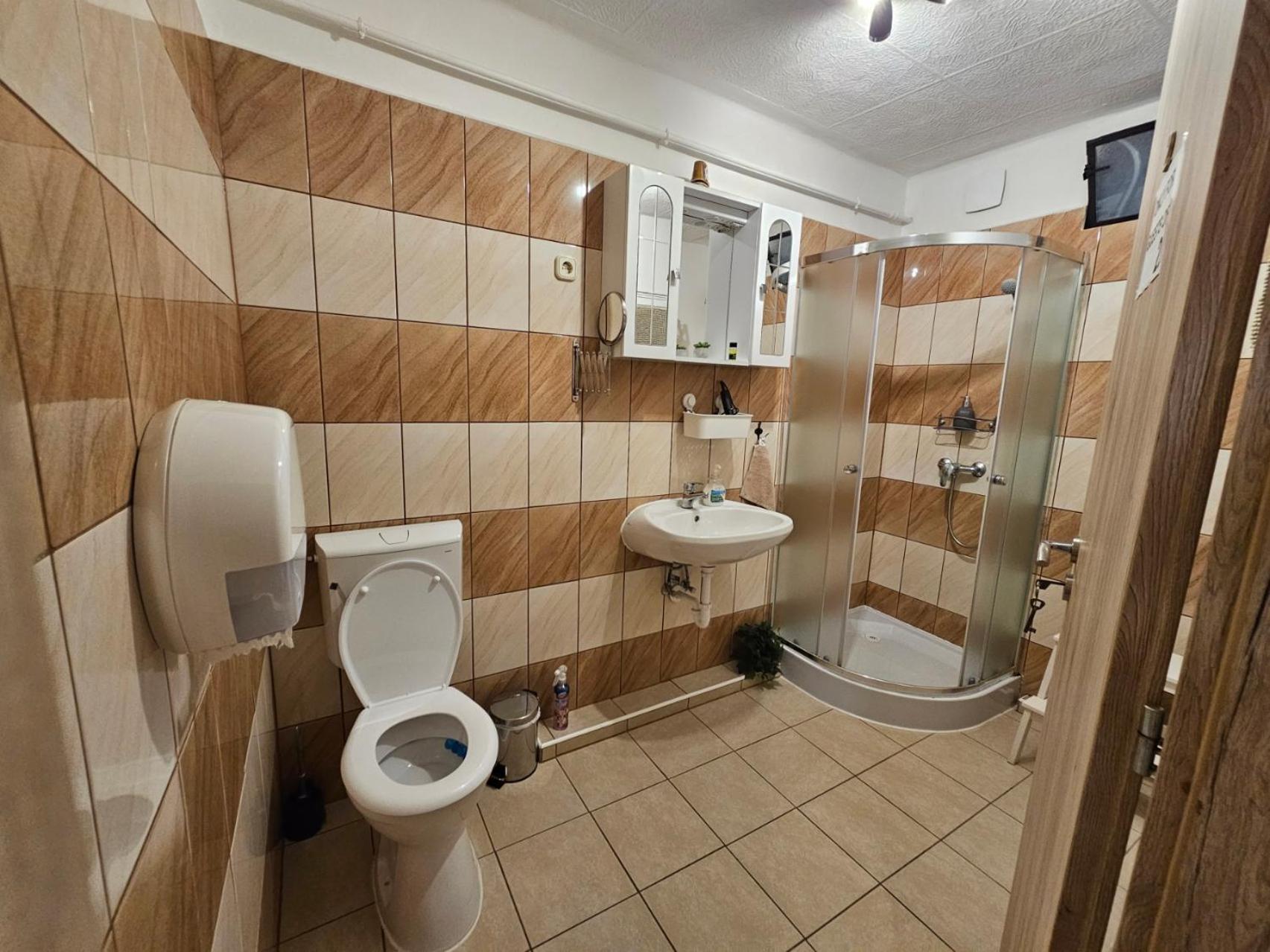 Family Friendly Gyal Apartment Luaran gambar