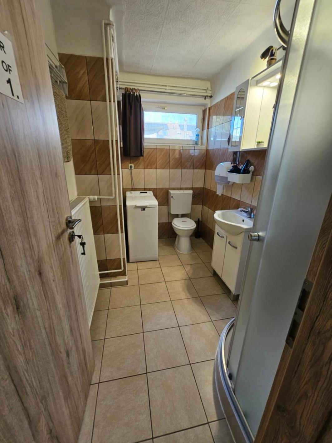 Family Friendly Gyal Apartment Luaran gambar