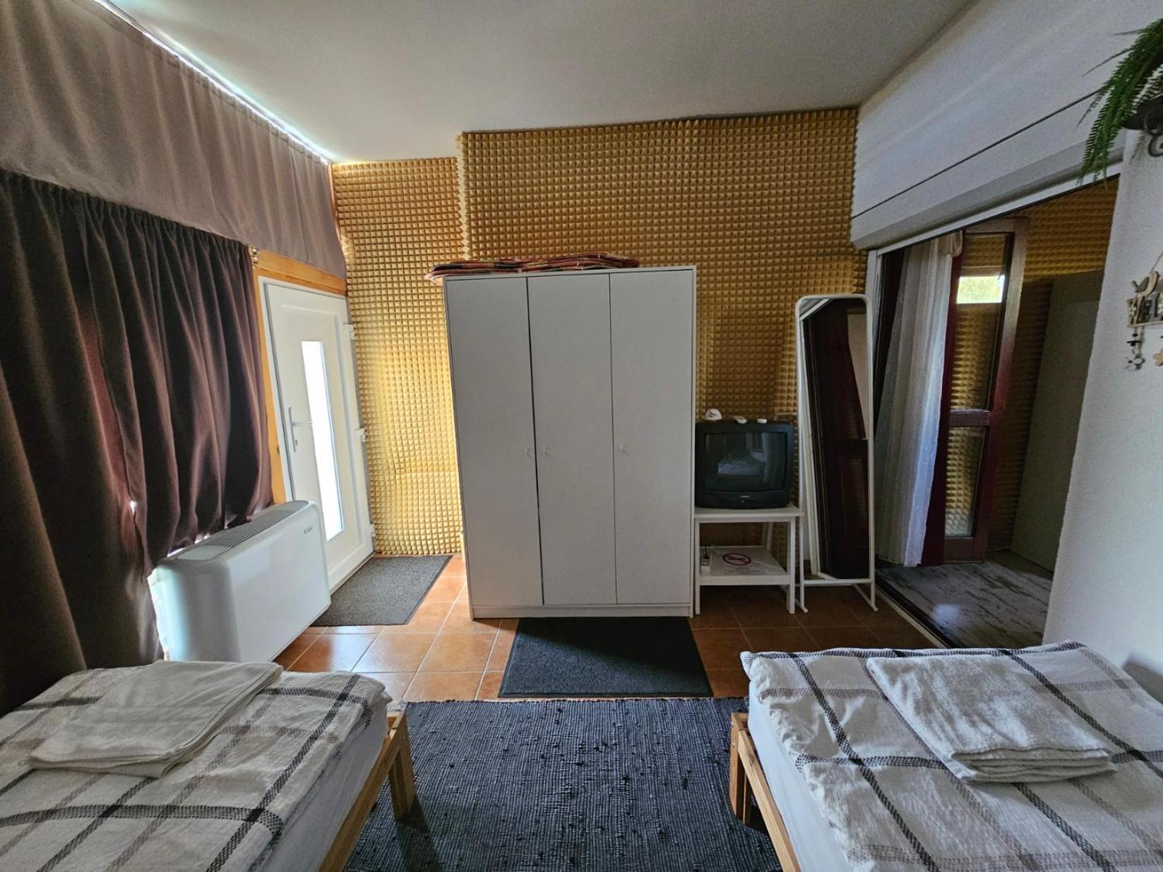 Family Friendly Gyal Apartment Luaran gambar