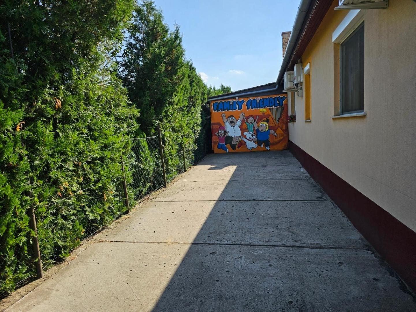 Family Friendly Gyal Apartment Luaran gambar