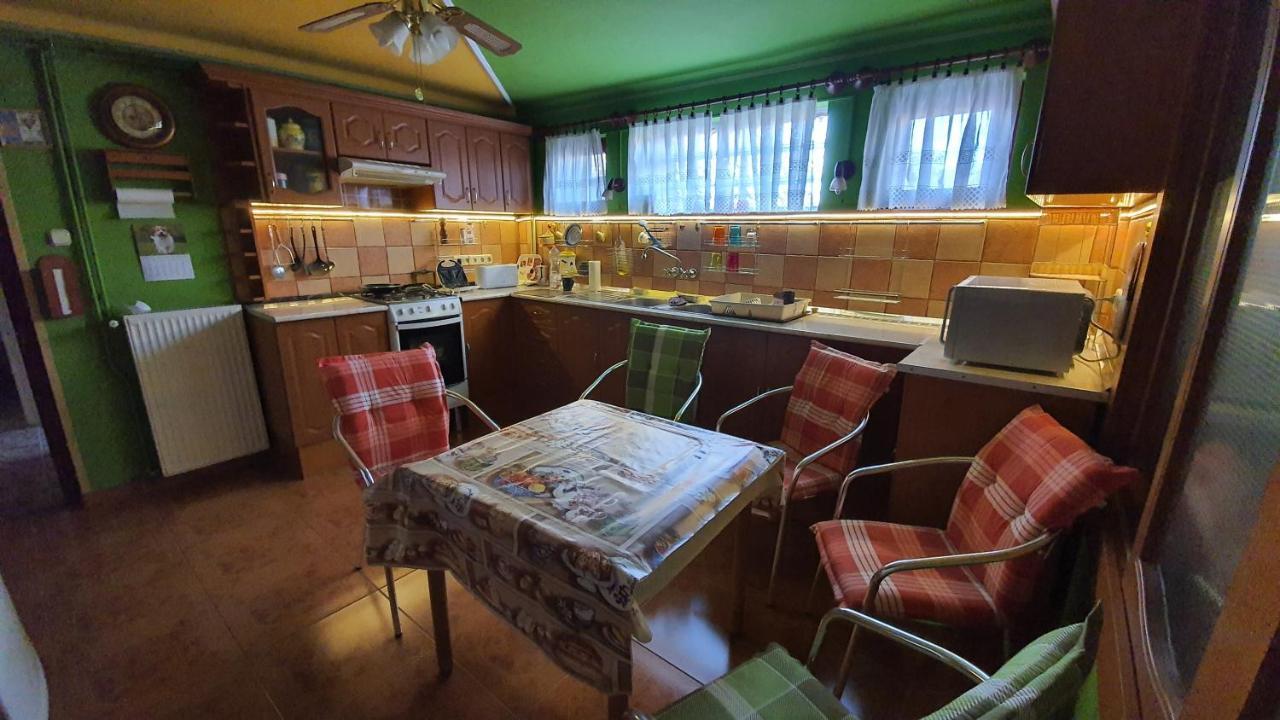 Family Friendly Gyal Apartment Luaran gambar