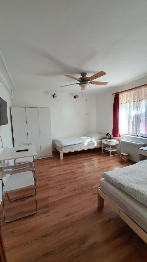 Family Friendly Gyal Apartment Luaran gambar