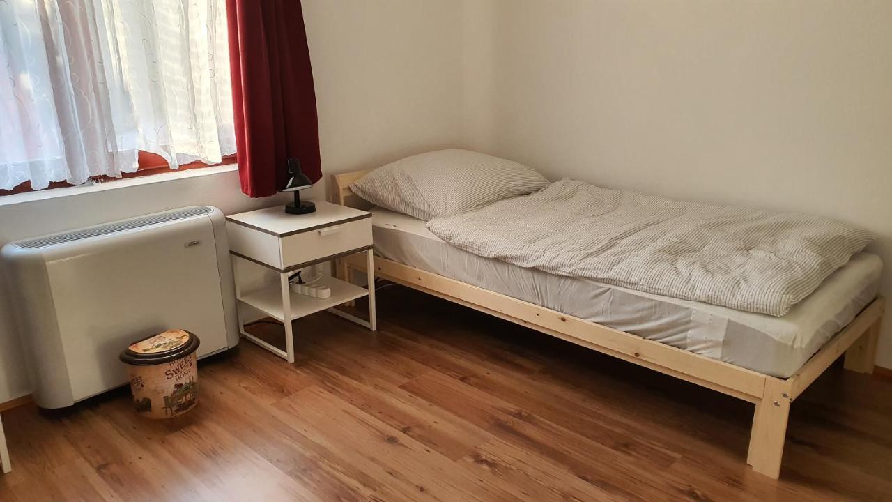 Family Friendly Gyal Apartment Luaran gambar