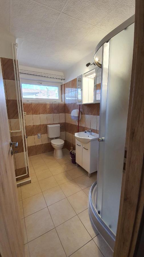 Family Friendly Gyal Apartment Luaran gambar