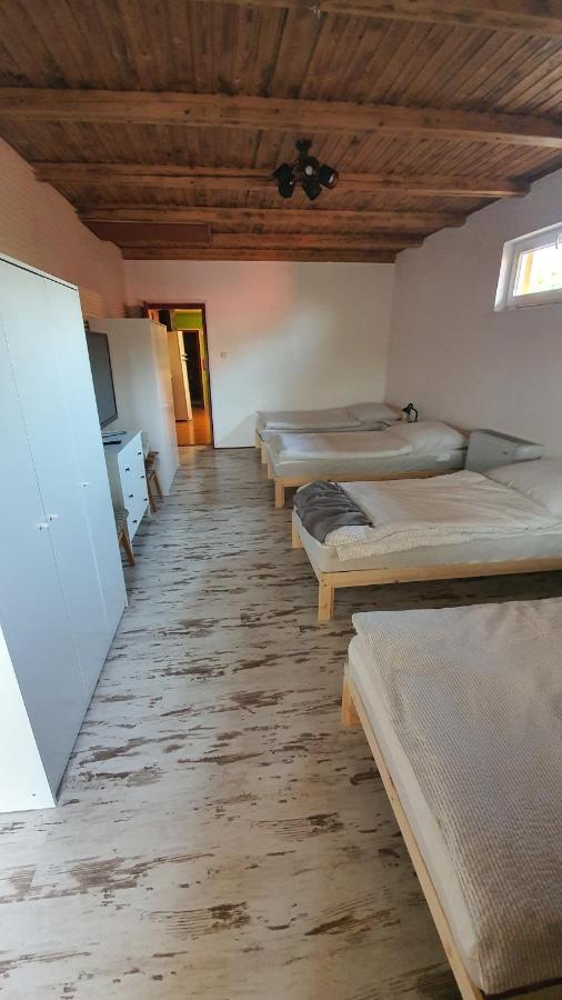 Family Friendly Gyal Apartment Luaran gambar