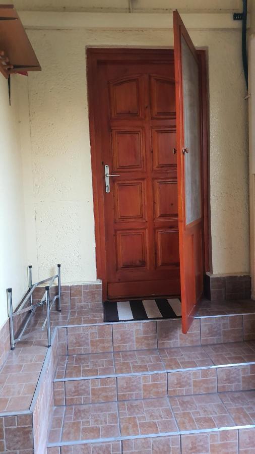Family Friendly Gyal Apartment Luaran gambar